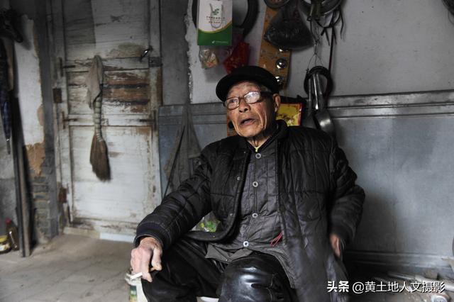 农村8旬老人痴迷算命40年，会2种老手艺，墙上一句话道出致富玄机